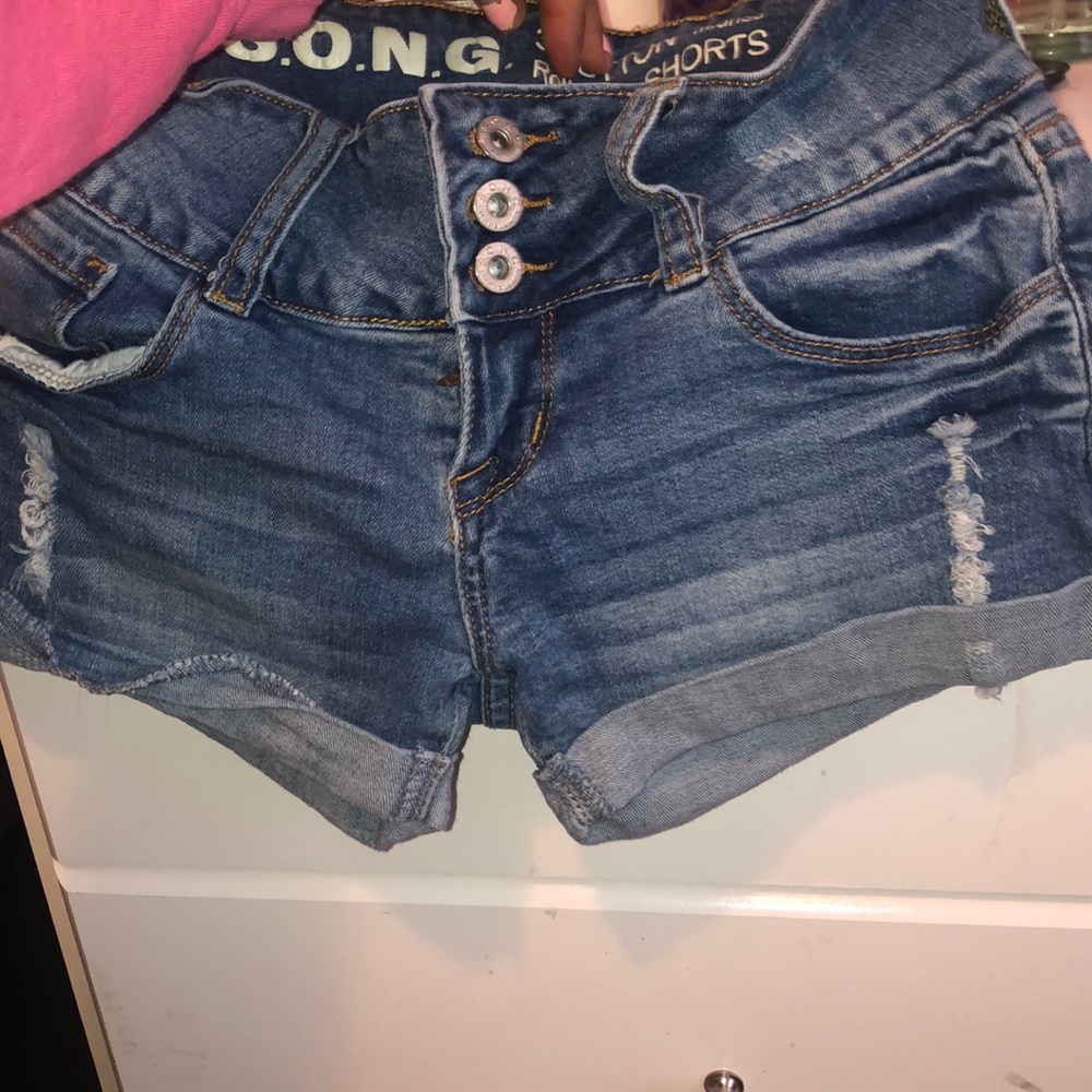 Stretchy shorts that don’t have a lot of rips !